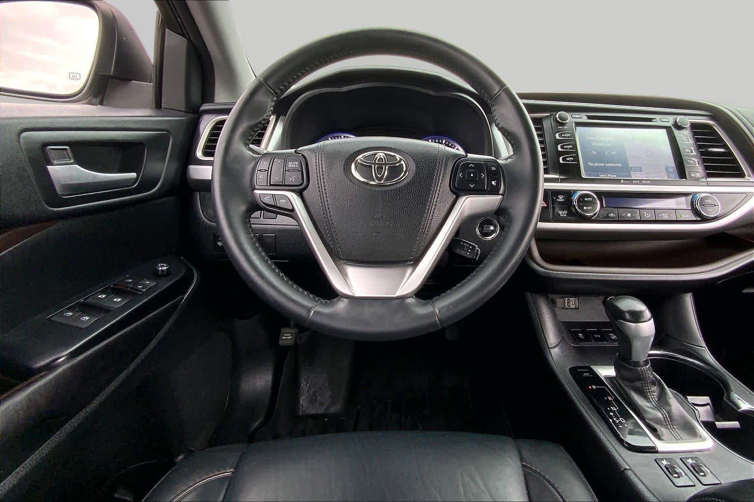 Used 2016 Blizzard Pearl Toyota XLE image 6