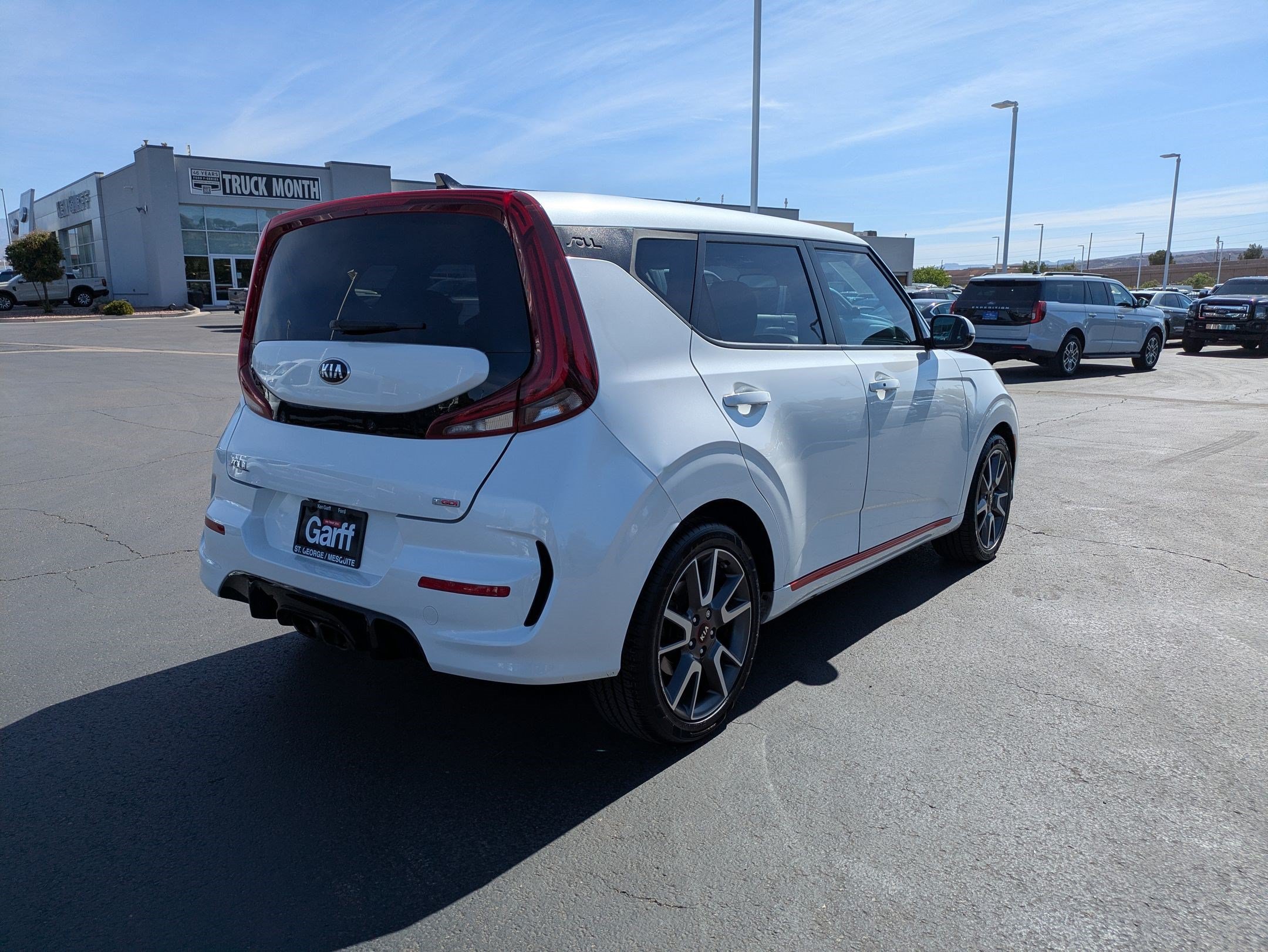 Used 2021 Snow White Pearl Kia Turbo image 3