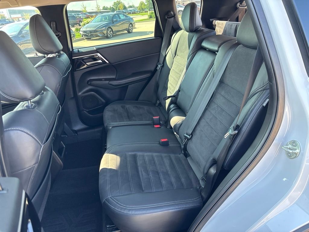 Used 2023 White Diamond Mitsubishi SE image 32