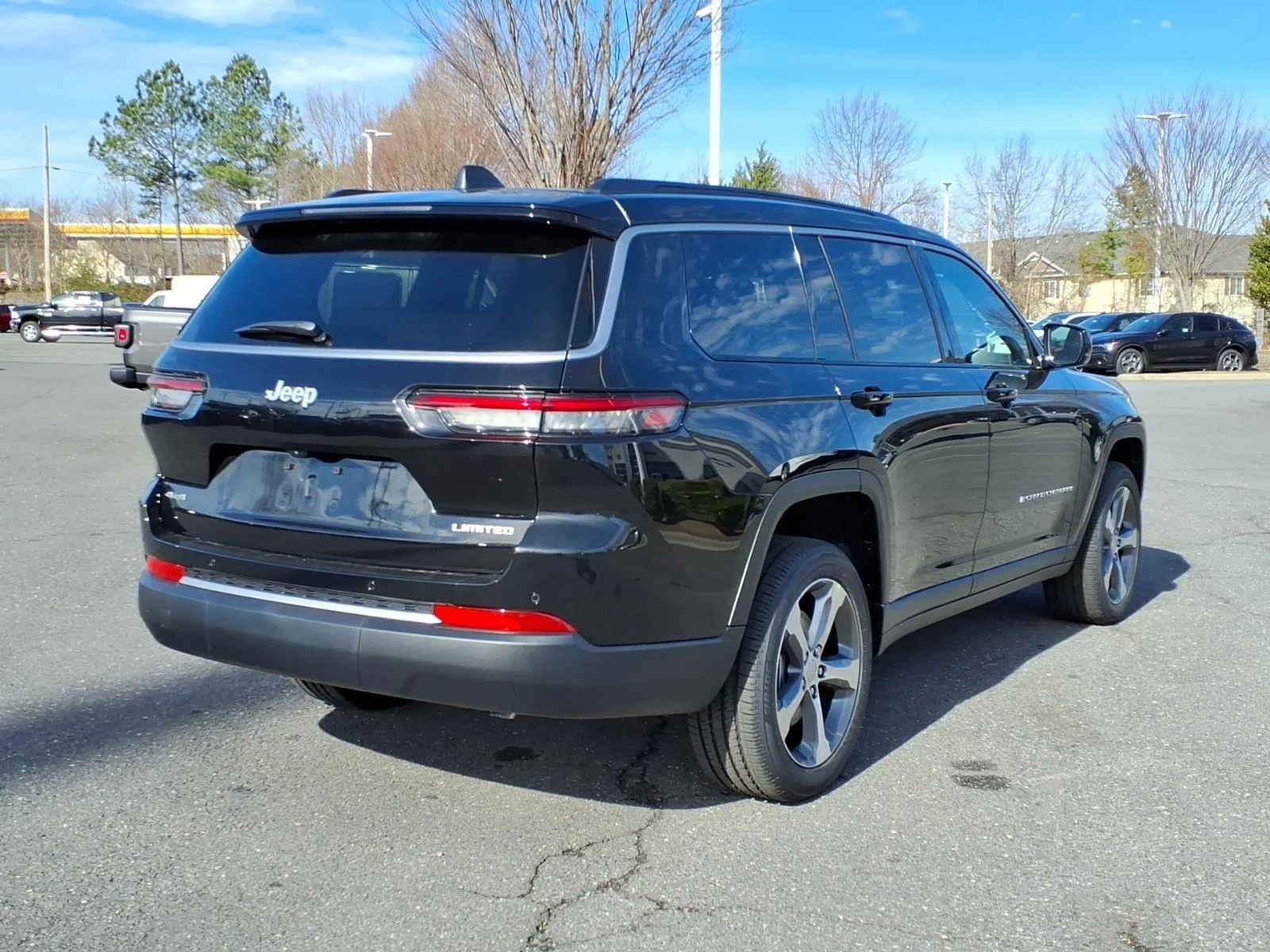 New 2026 Diamond Black Crystal Pearl-Coat Exterior Paint Jeep Limited image 2