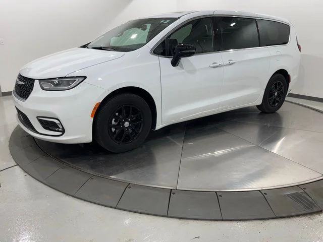 2026 Chrysler Pacifica Select's photo
