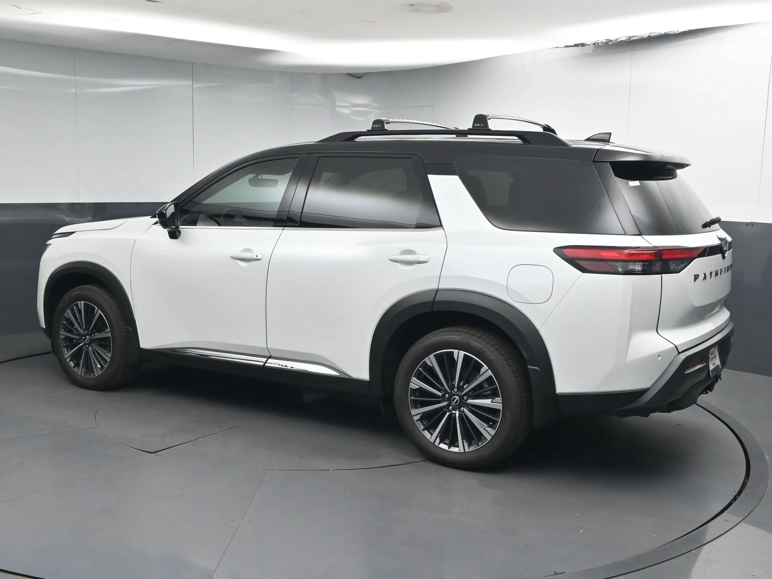 New 2026 Everest White Pearl TriCoat / Super Black Two-tone Nissan Platinum image 4