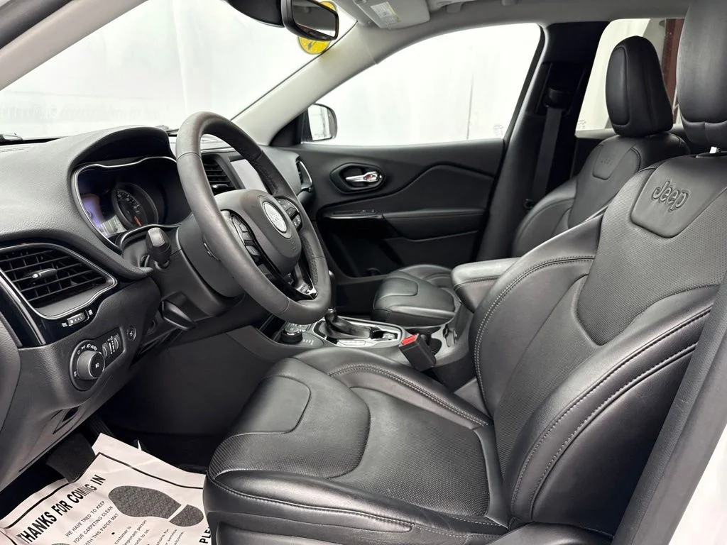 Used 2023 White Jeep Altitude image 17