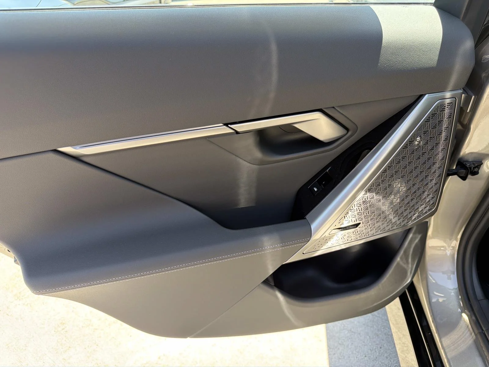 New 2026 Oxide Grey Metallic BMW M60 image 8