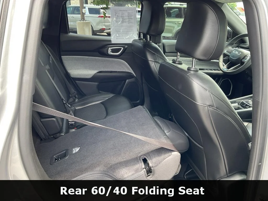 Used 2023 Billet Silver Metallic Clearcoat Jeep Latitude image 14