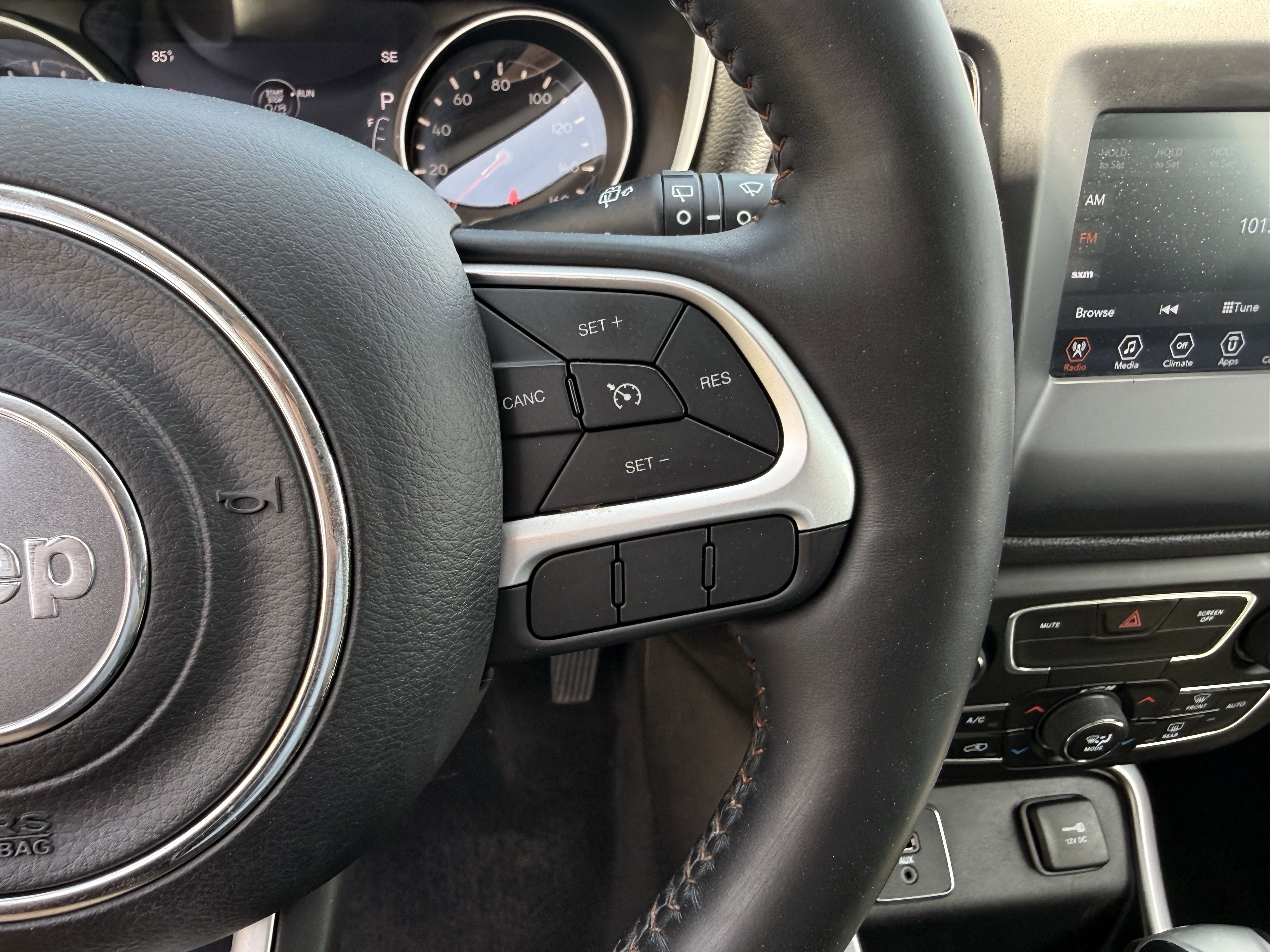 Used 2018 White Clearcoat Jeep Latitude image 18
