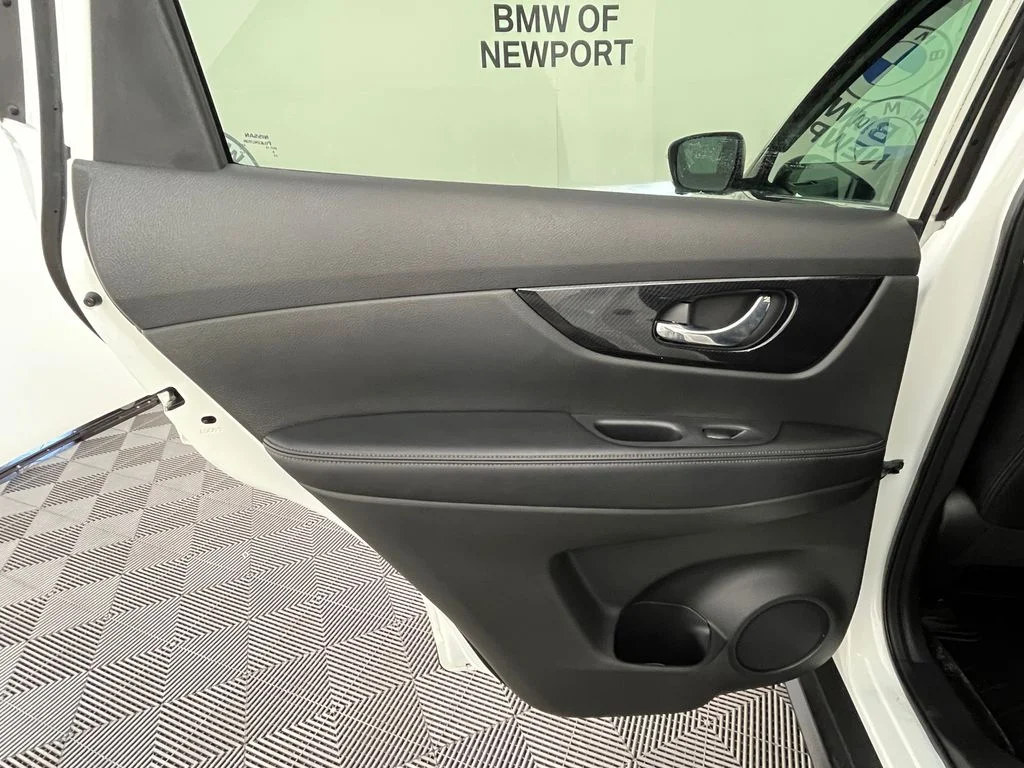 Used 2020 White Nissan SL image 27