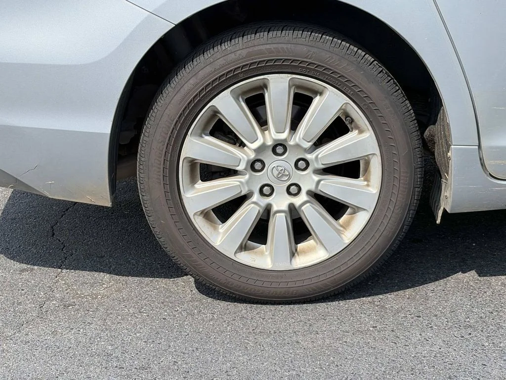 Used 2015 Silver Toyota XLE image 9