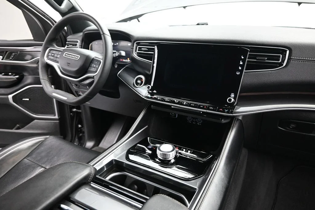 Used 2024 Gray Jeep Base image 31