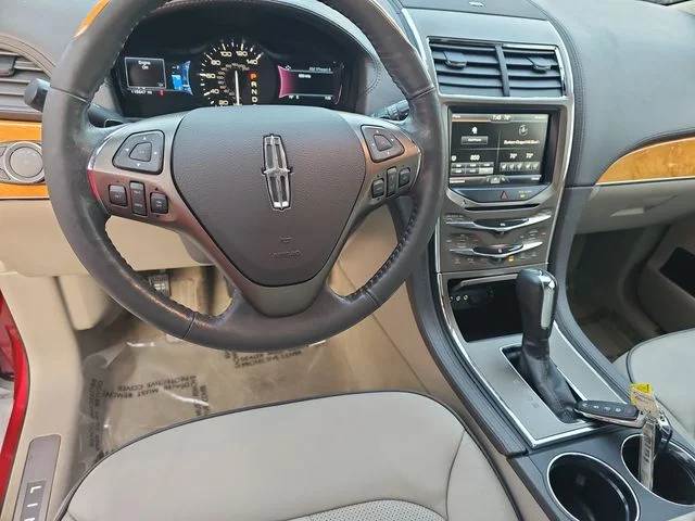 Used 2015 Red Lincoln Base image 15