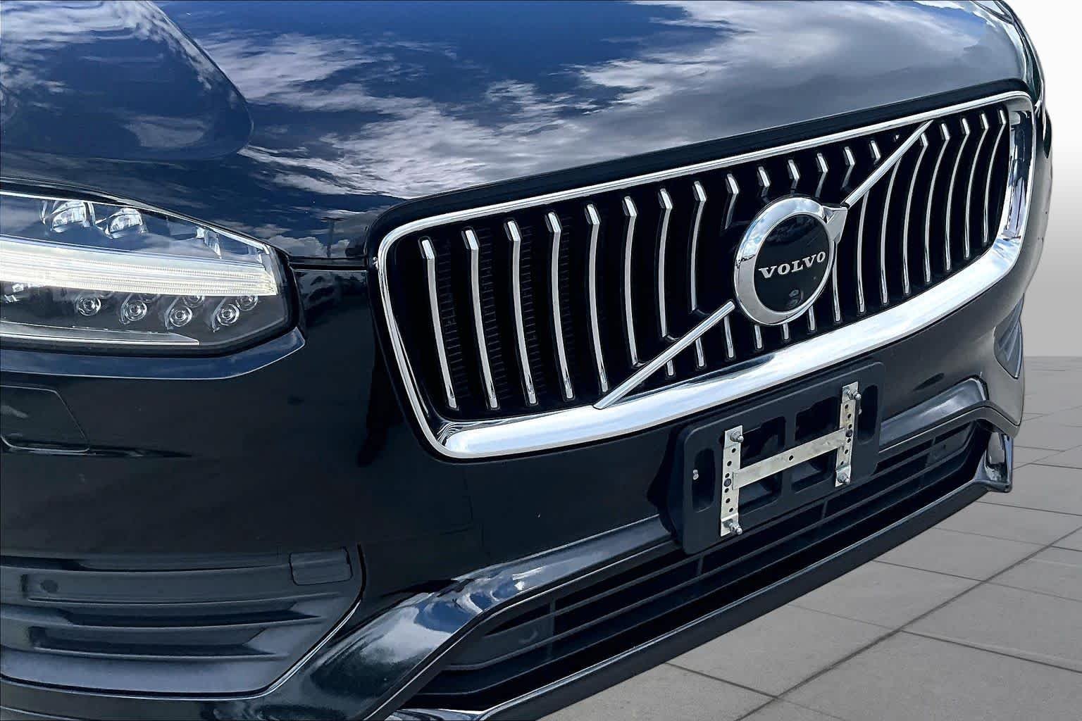 Used 2022 Onyx Black Metallic Volvo Momentum image 28
