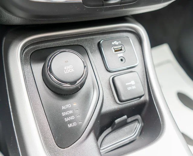 Used 2019 White Clearcoat Jeep Latitude image 29