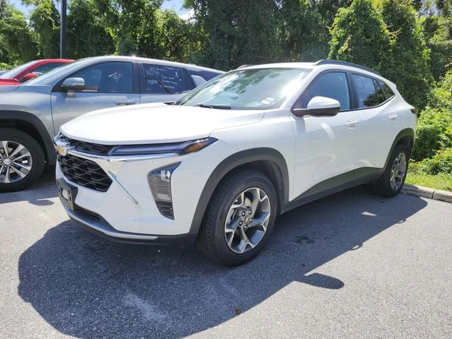 Used 2025 White Chevrolet LT image 3