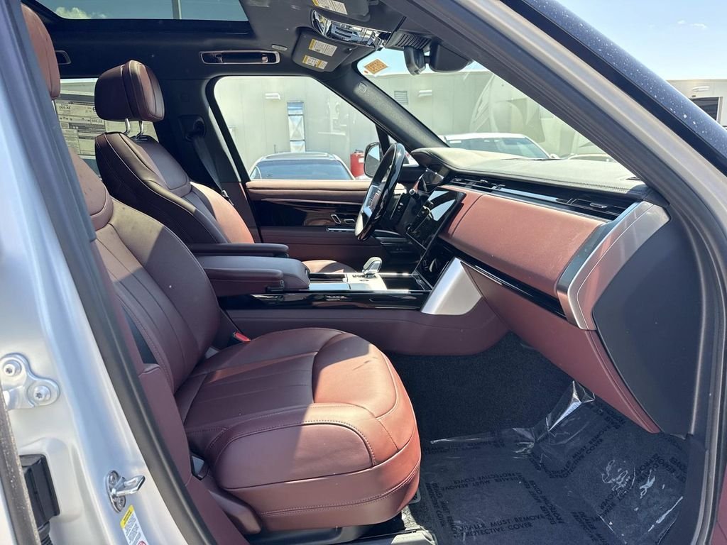New 2026 Ethereal Frost Satin Land Rover SE image 13