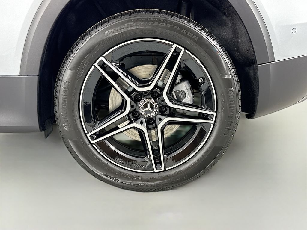 Used 2025 Silver Mercedes-Benz GLB 250 image 33