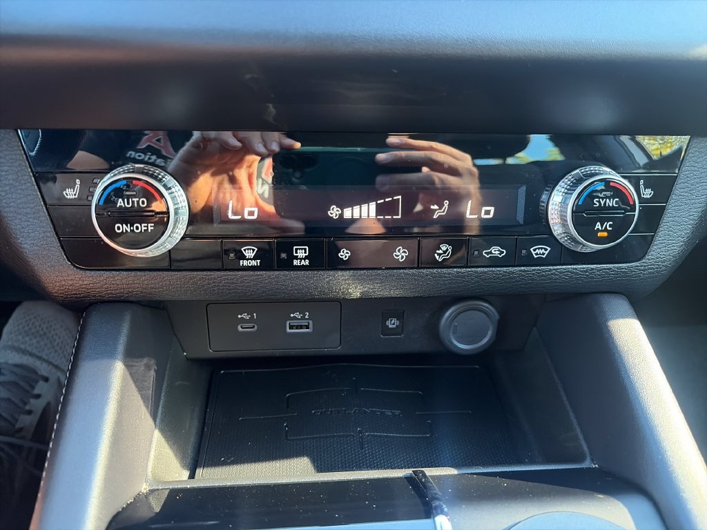 Used 2022 Silver Mitsubishi SE image 17