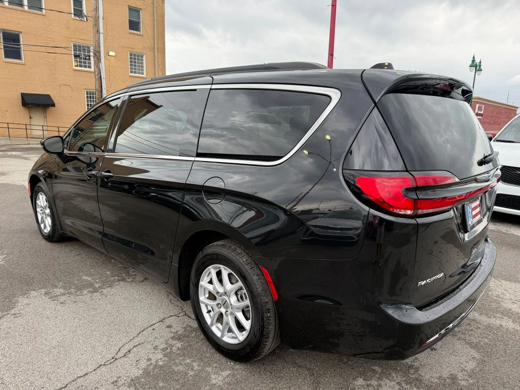 Used 2022 Black Chrysler Touring L image 4
