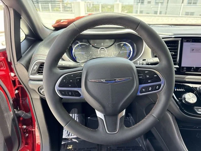 Used 2025 Red Chrysler Pinnacle image 14