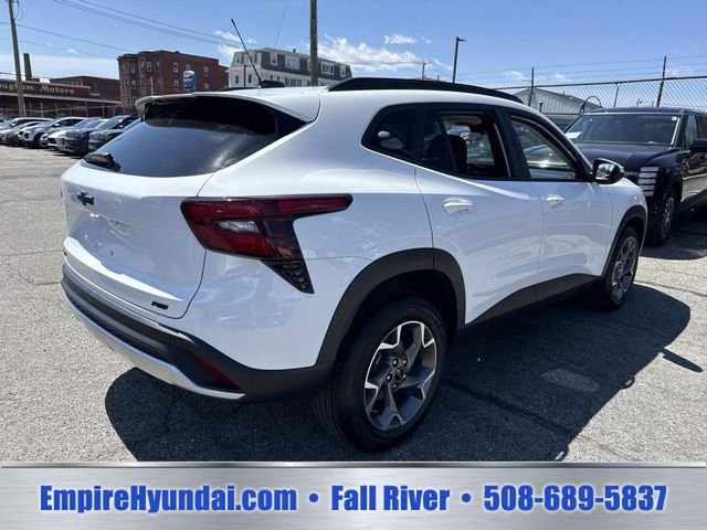 2025 Chevrolet Trax LT - Photo 8