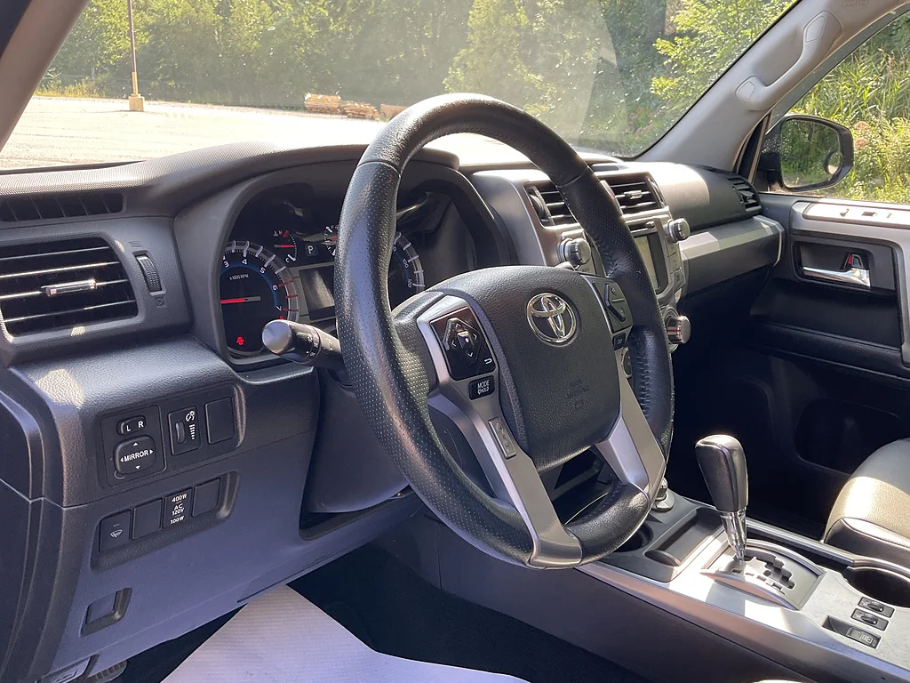 Used 2019 Midnight Black Metallic Toyota SR5 Premium image 10