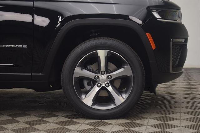 New 2026 Diamond Black Crystal Pearlcoat Jeep Limited image 6