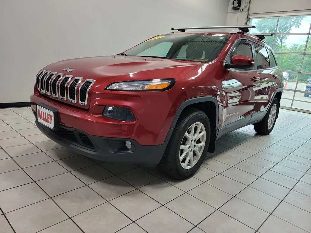 Used 2015 Red Jeep Latitude image 3
