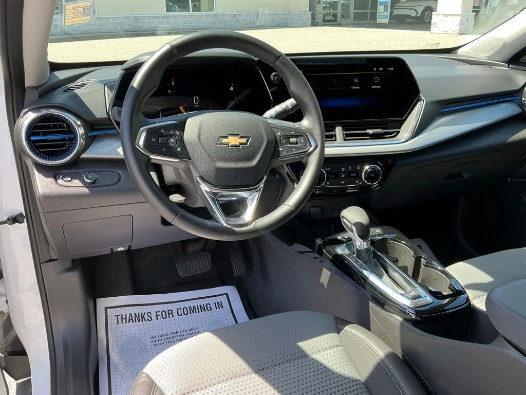 Used 2025 White Chevrolet LT image 22