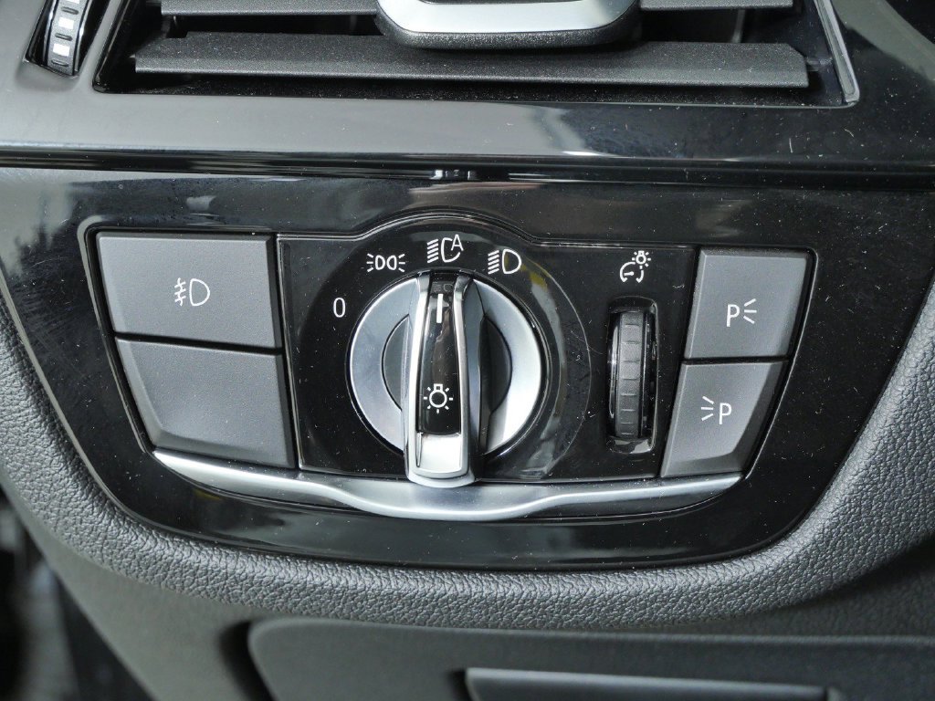 Used 2018 Black Sapphire Metallic BMW 540i xDrive image 39