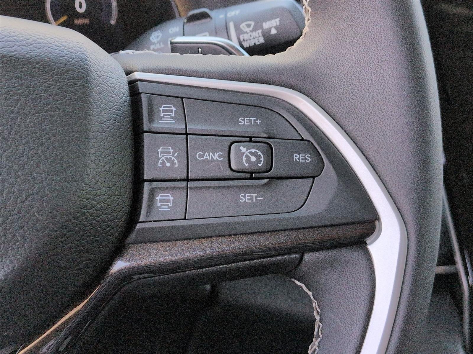 Used 2023 Diamond Black Crystal Pearlcoat Jeep Laredo image 21