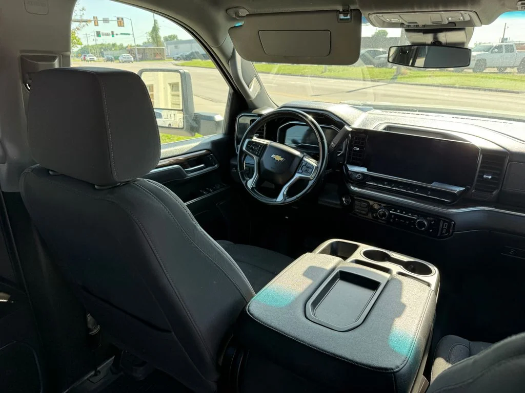 Used 2025 White Chevrolet LT image 3