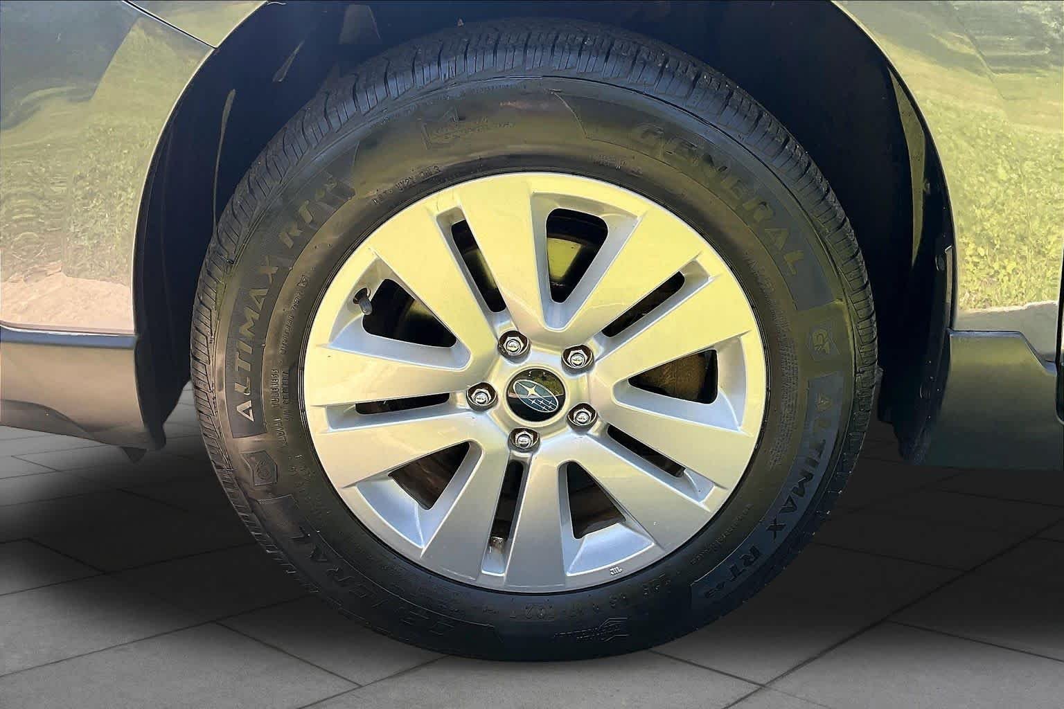 Used 2016 Carbide Gray Metallic Subaru 2.5i Premium image 11
