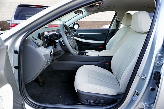 Used 2024 Silver Hyundai SEL image 12