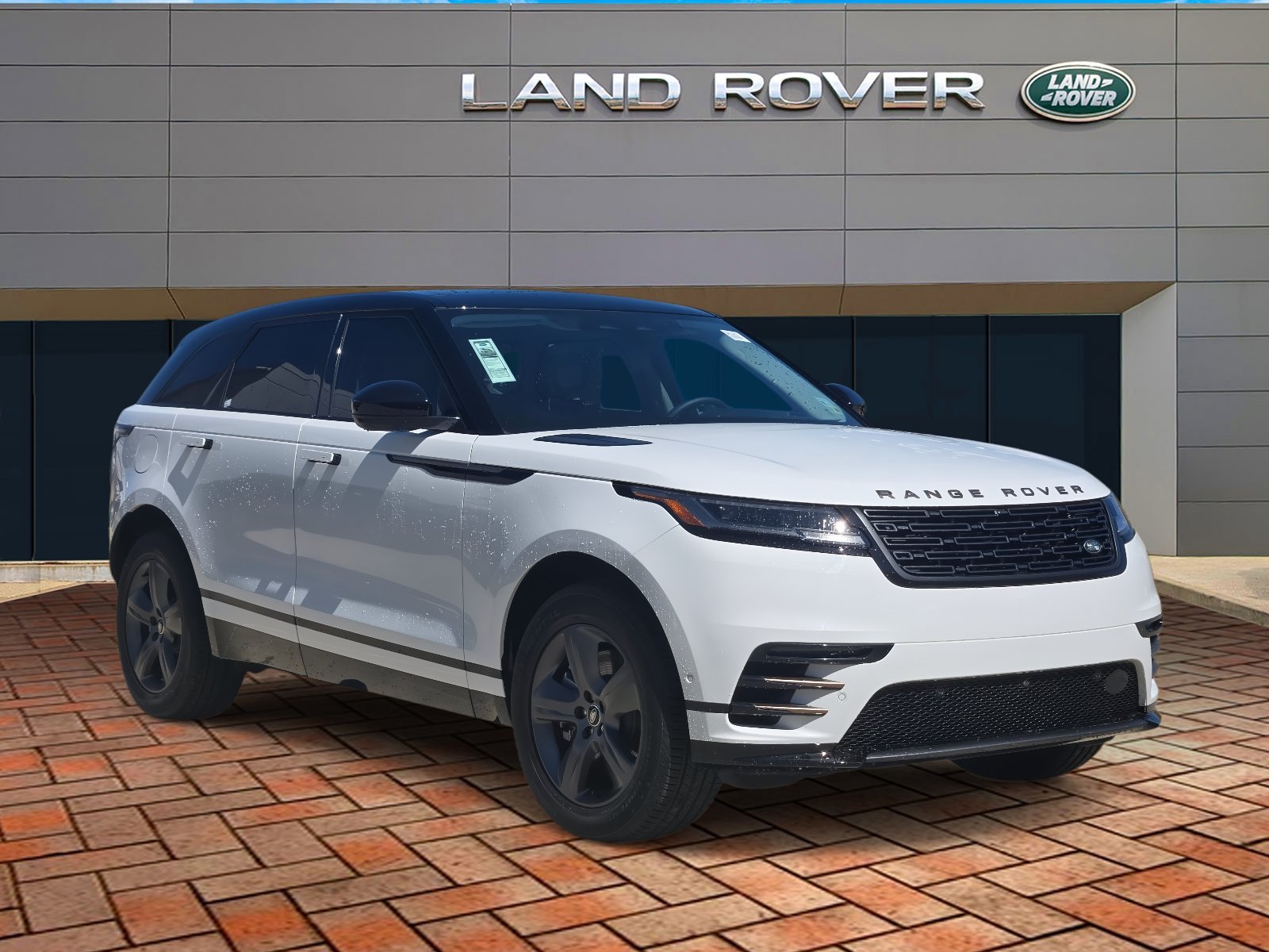 Used 2025 Fuji White Land Rover Dynamic SE image 3