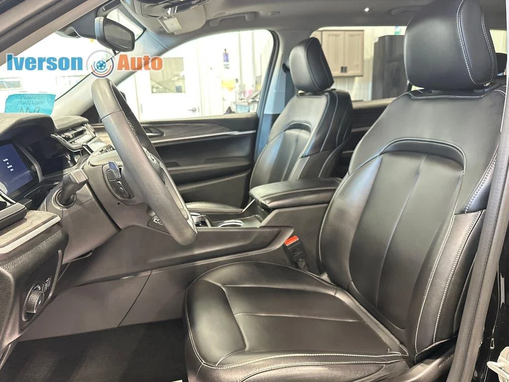 Used 2023 Diamond Black Crystal Pearlcoat Jeep Limited image 17