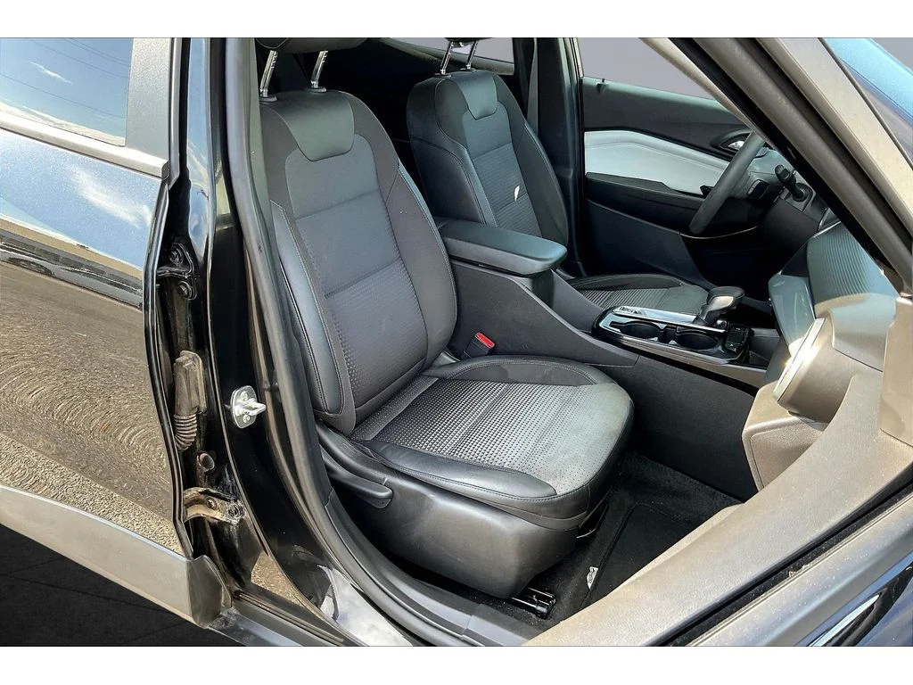 Used 2025 Mosaic Black Metallic Chevrolet LT image 6