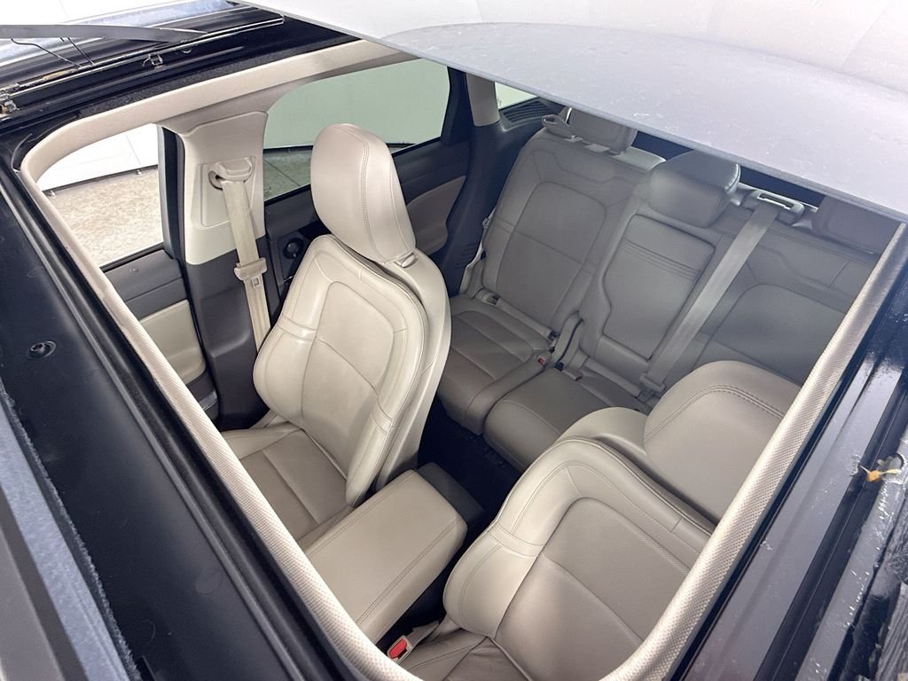 Used 2021 Pristine White Lincoln Reserve image 3