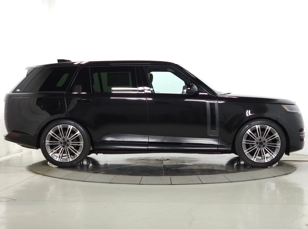 New 2026 Santorini Black Land Rover SE image 8