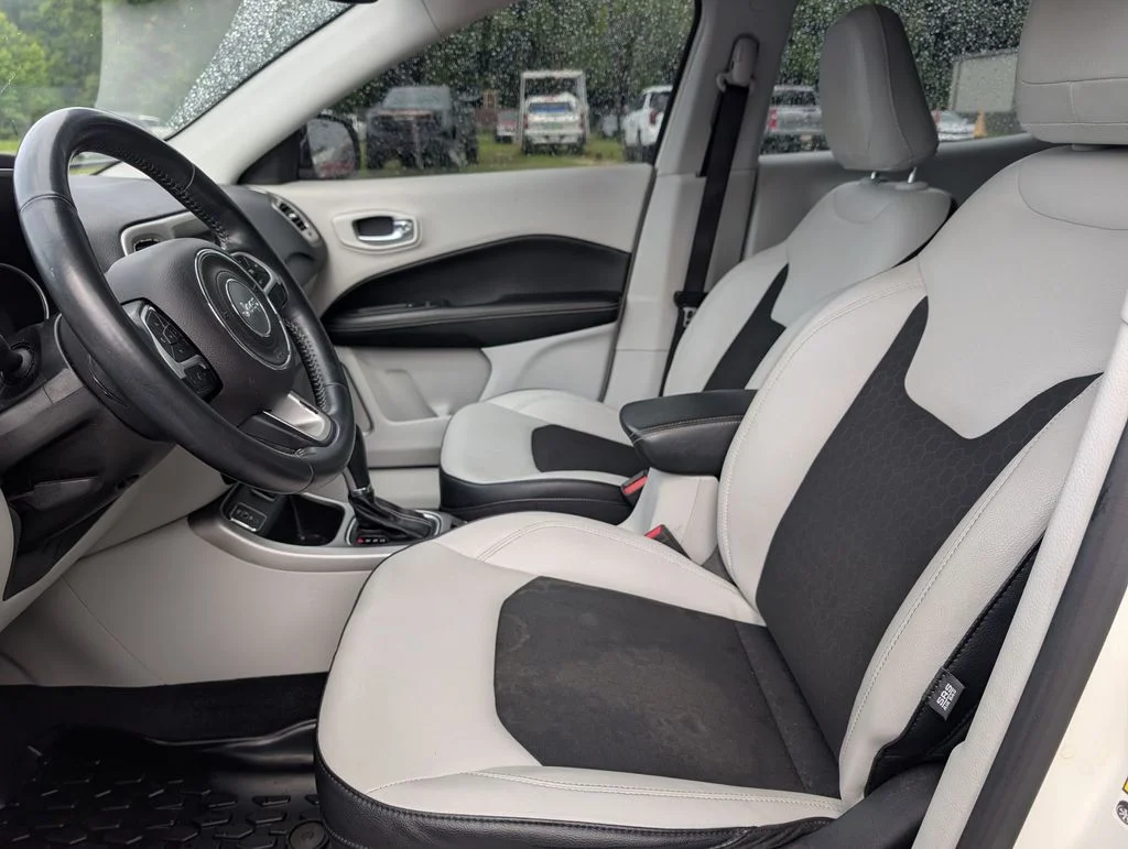 Used 2018 White Jeep Latitude image 12