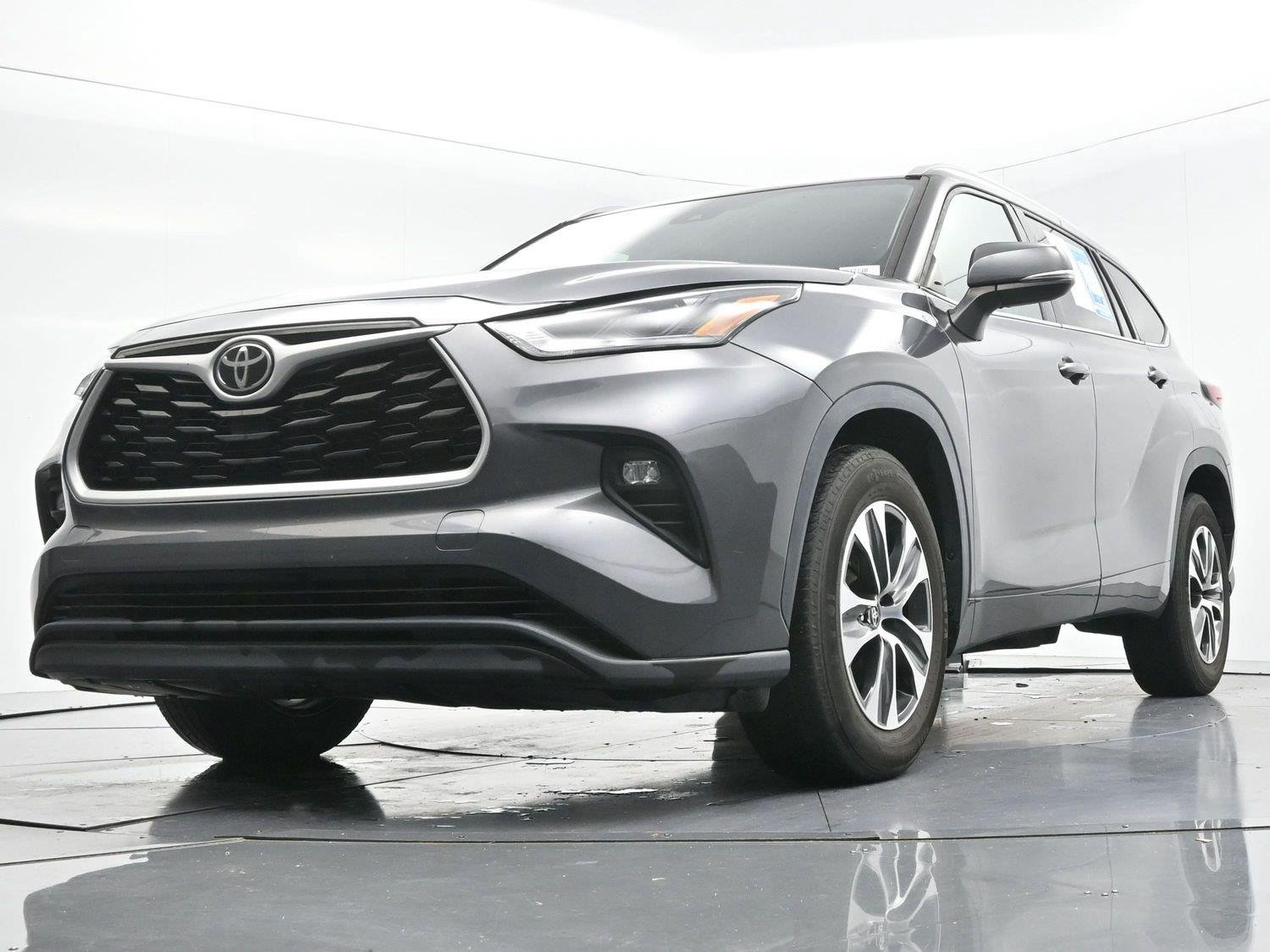 Used 2022 Magnetic Gray Metallic Toyota XLE image 54