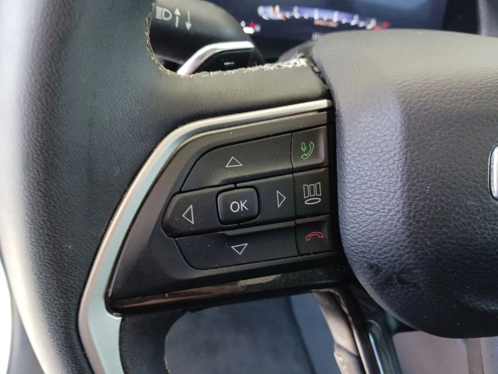 Used 2023 White Jeep Laredo image 33