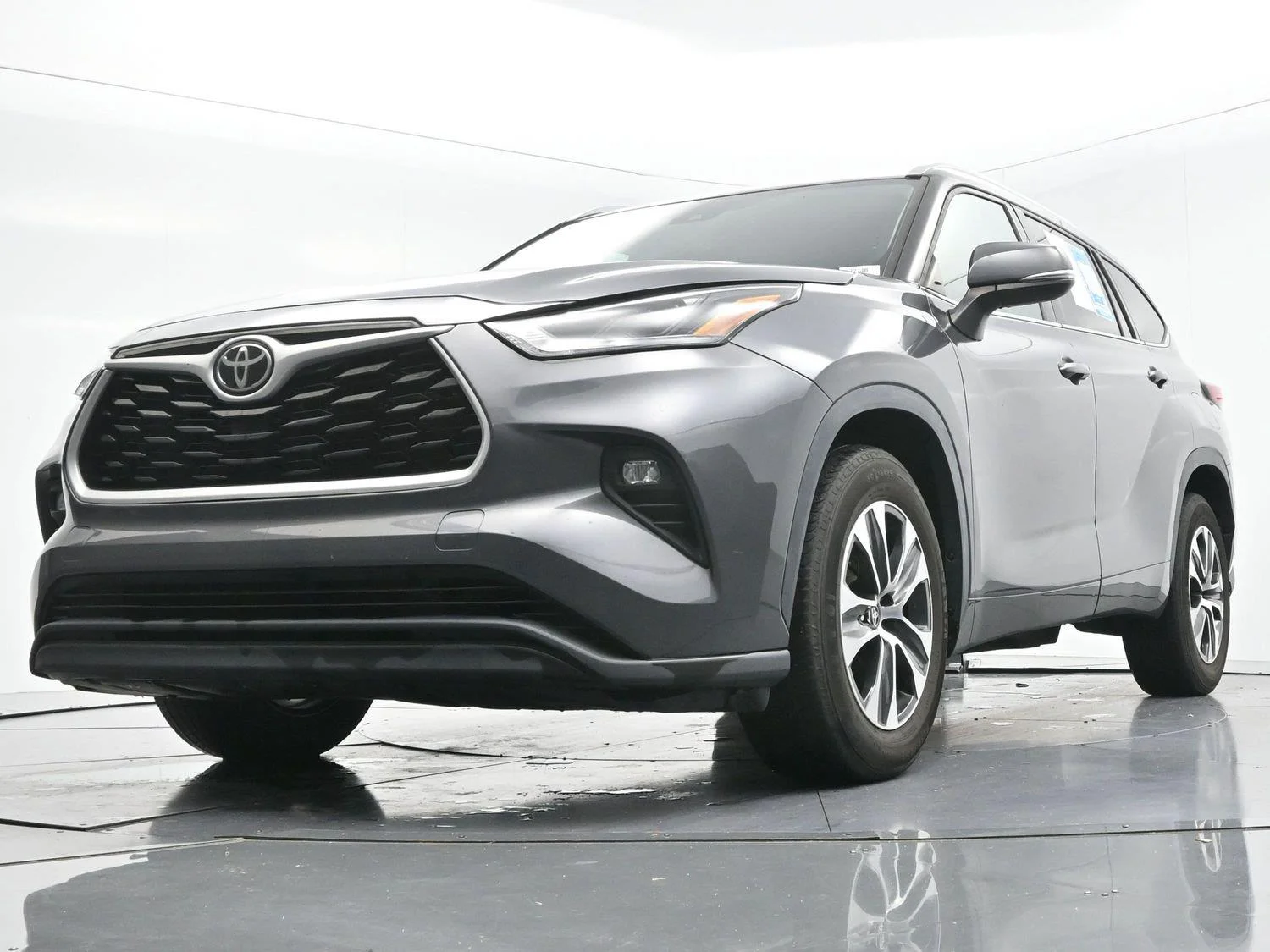 Used 2022 Magnetic Gray Metallic Toyota XLE image 54