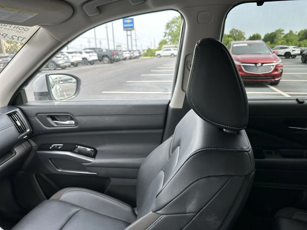 Used 2024 Silver Nissan SL image 12