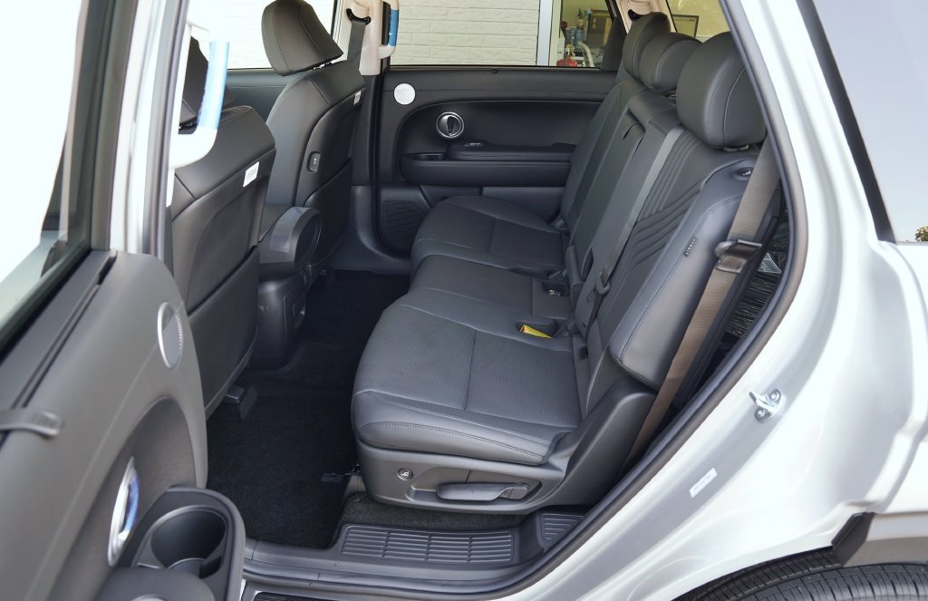 New 2027 Shimmering Silver Hyundai SEL image 43