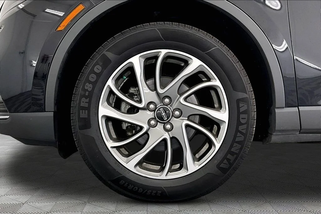 Used 2022 Black Metallic Lincoln Standard image 9