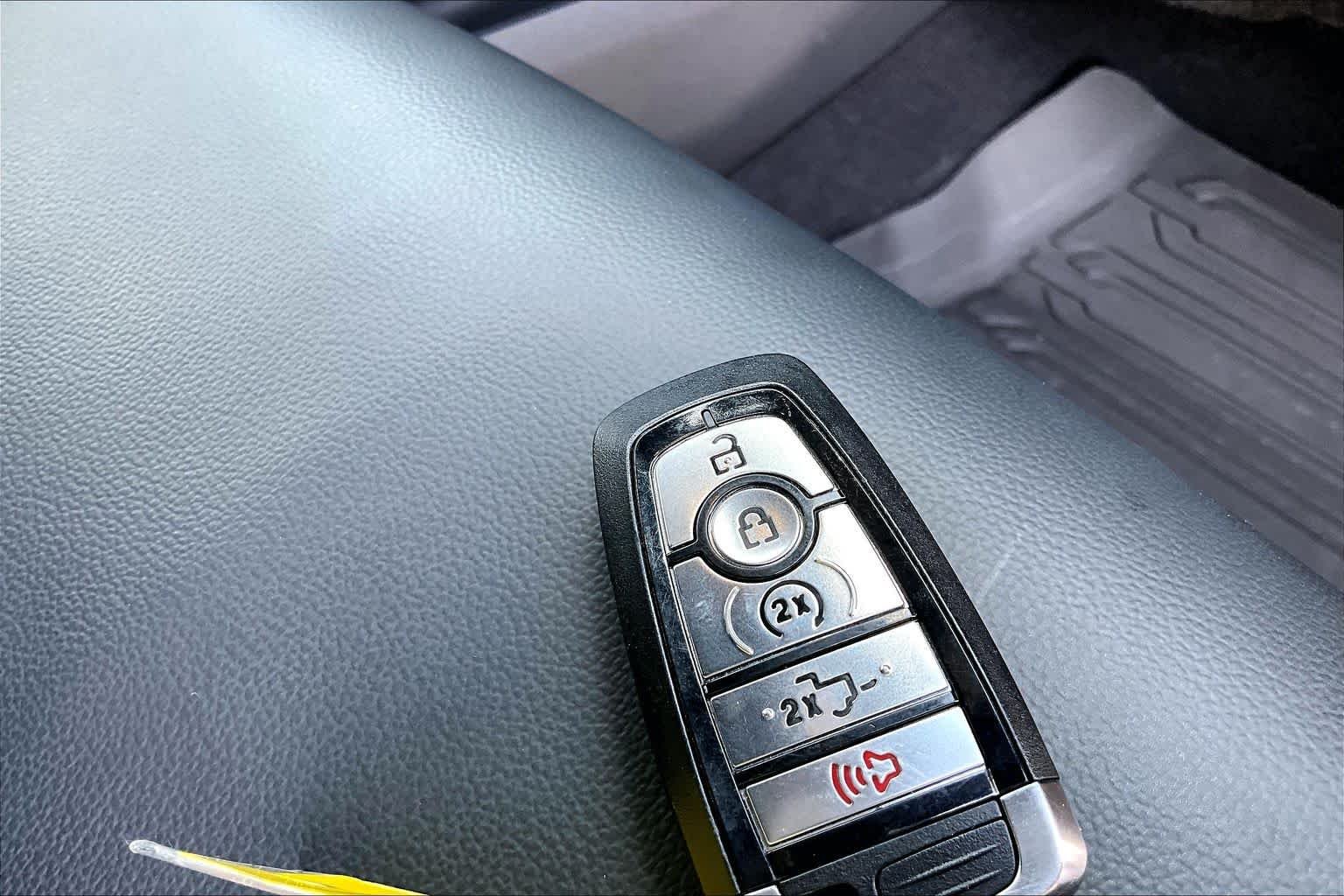 Used 2025 Oxford White Ford XLT image 15