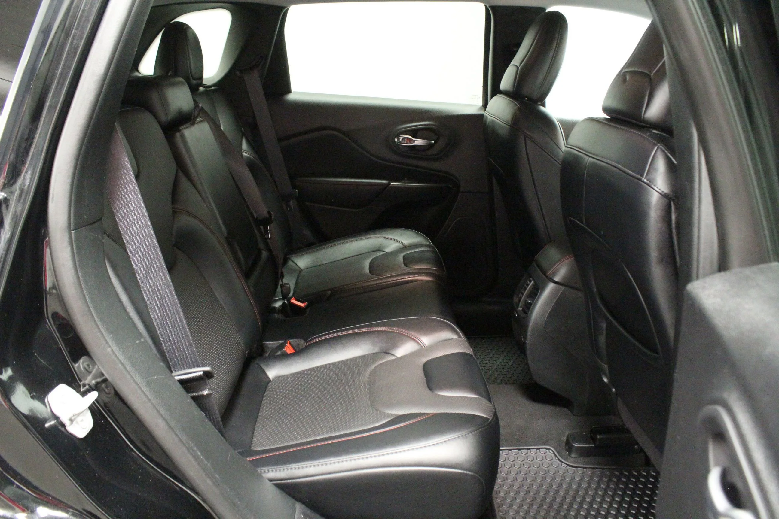 Used 2022 Diamond Black Crystal Pearlcoat Jeep Trailhawk image 16