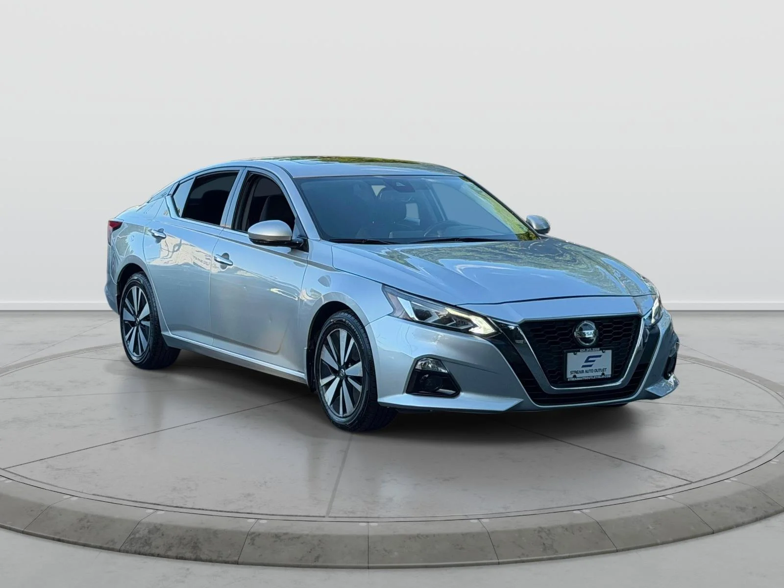 Used 2020 Silver Nissan 2.5 SV image 1