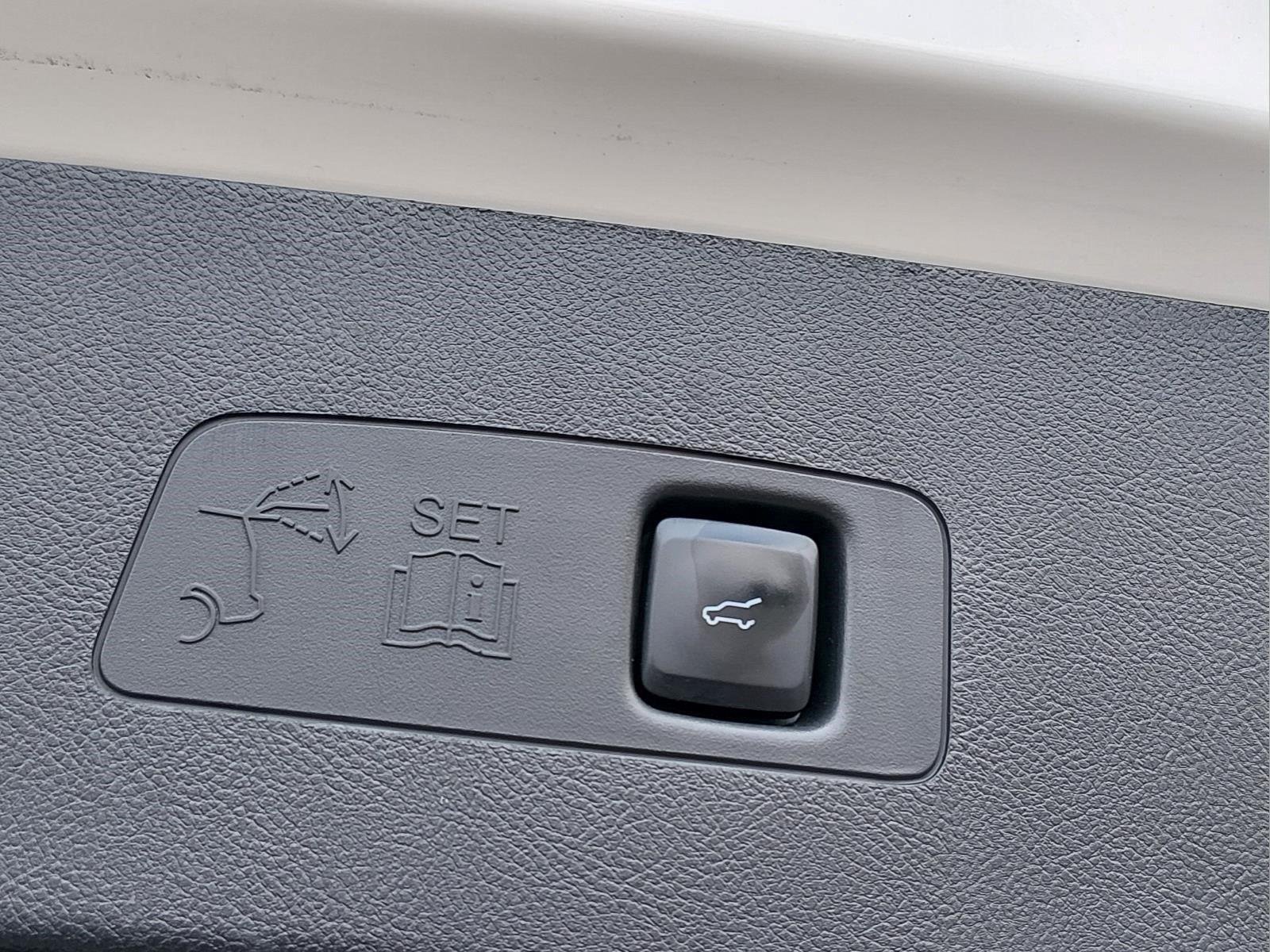 Used 2022 Pristine White Metallic Tri-Coat Lincoln Standard image 22