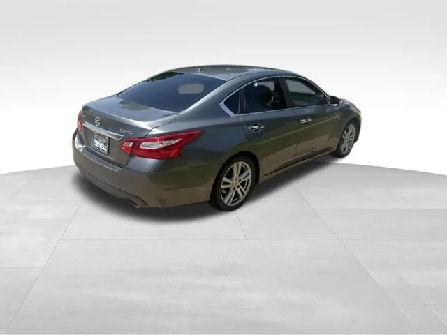 Used 2016 Gray Nissan 3.5 SL image 3