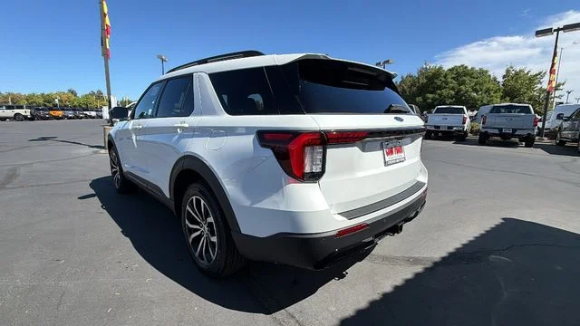 New 2026 Star White Metallic Tri-Coat Ford ST-Line image 39